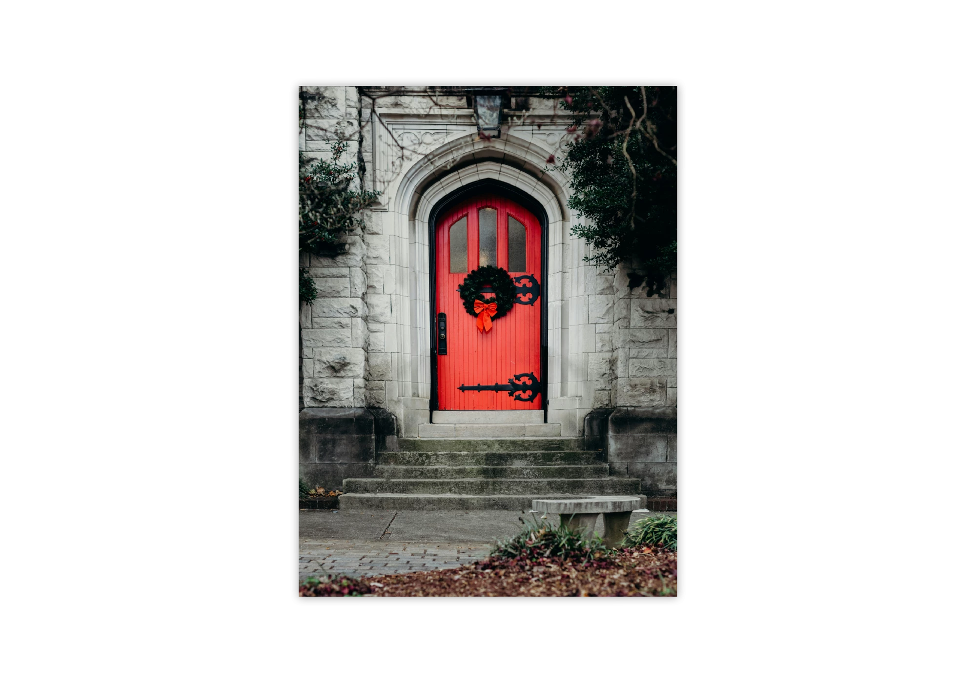 Affiche captivante d'une porte rouge ornée, parfaite pour embellir l'intérieur de votre maison. Ce poster ajoute une touche de charme et d'élégance à votre espace, encadré pour un superbe effet visuel. Idéal pour les amateurs de décors uniques et sophistiqués.
