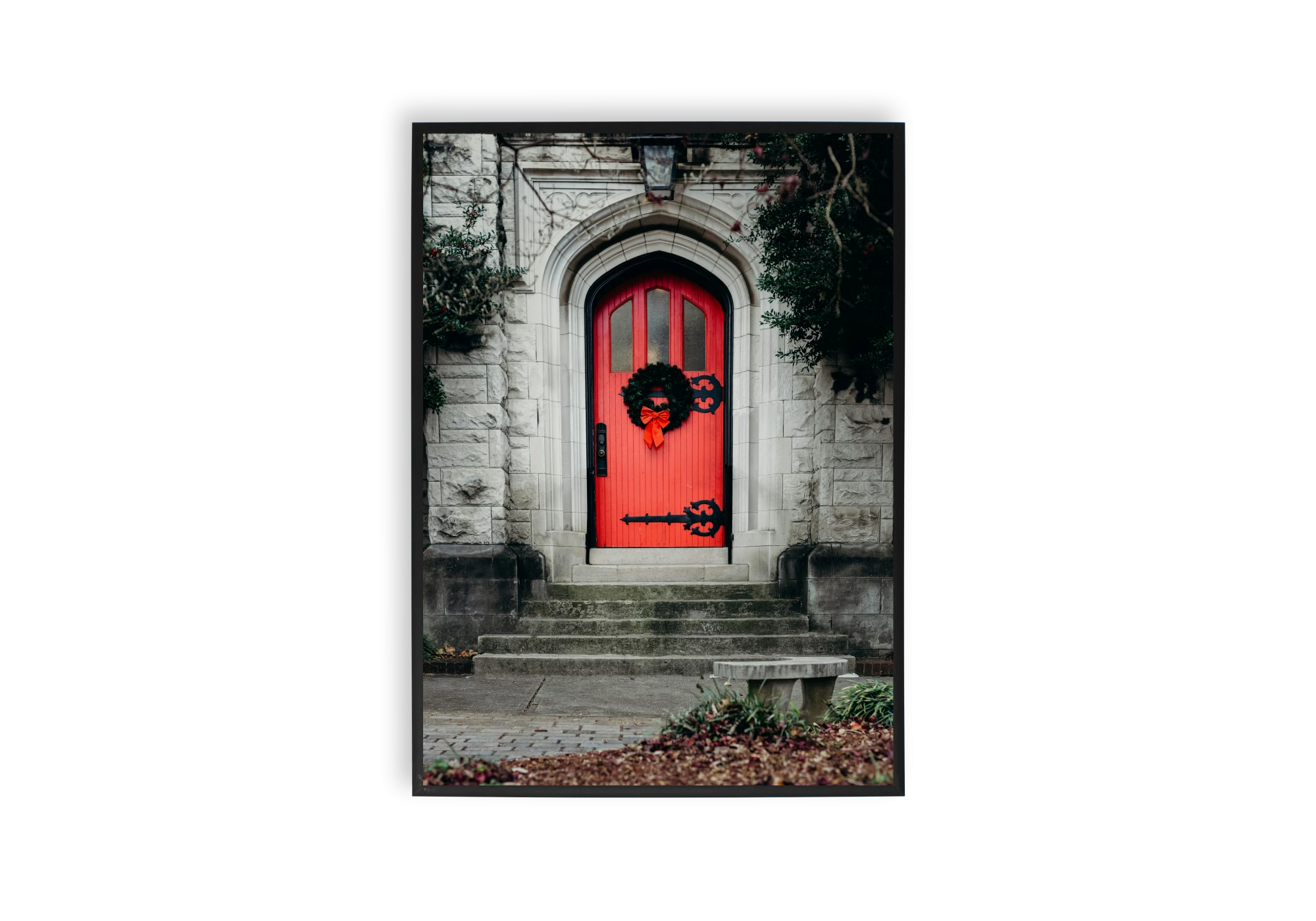 Décorez votre intérieur avec cette affiche captivante d'une maison ancienne ornée d'une porte rouge audacieuse. Le cadre élégant met en valeur l'harmonie entre le bâtiment historique et la nature environnante, ajoutant un charme intemporel à votre espace de vie.