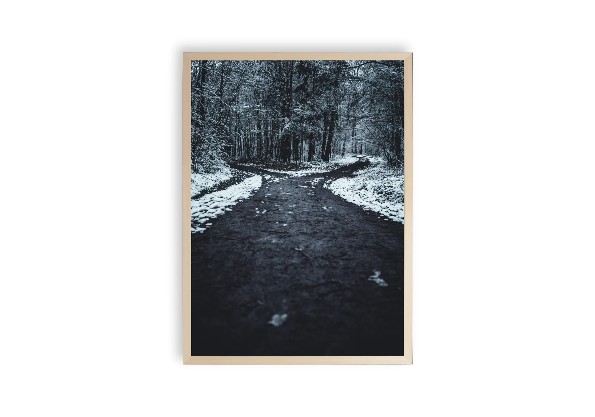 Cette affiche captivante représente un chemin bifurqué dans une forêt enneigée. Parfaite pour décorer votre intérieur, elle apporte une touche de mystère et de nature dans votre maison. Le cadre en bois complète l'image, faisant de ce poster un ajout élégant à votre collection d'affiches.
