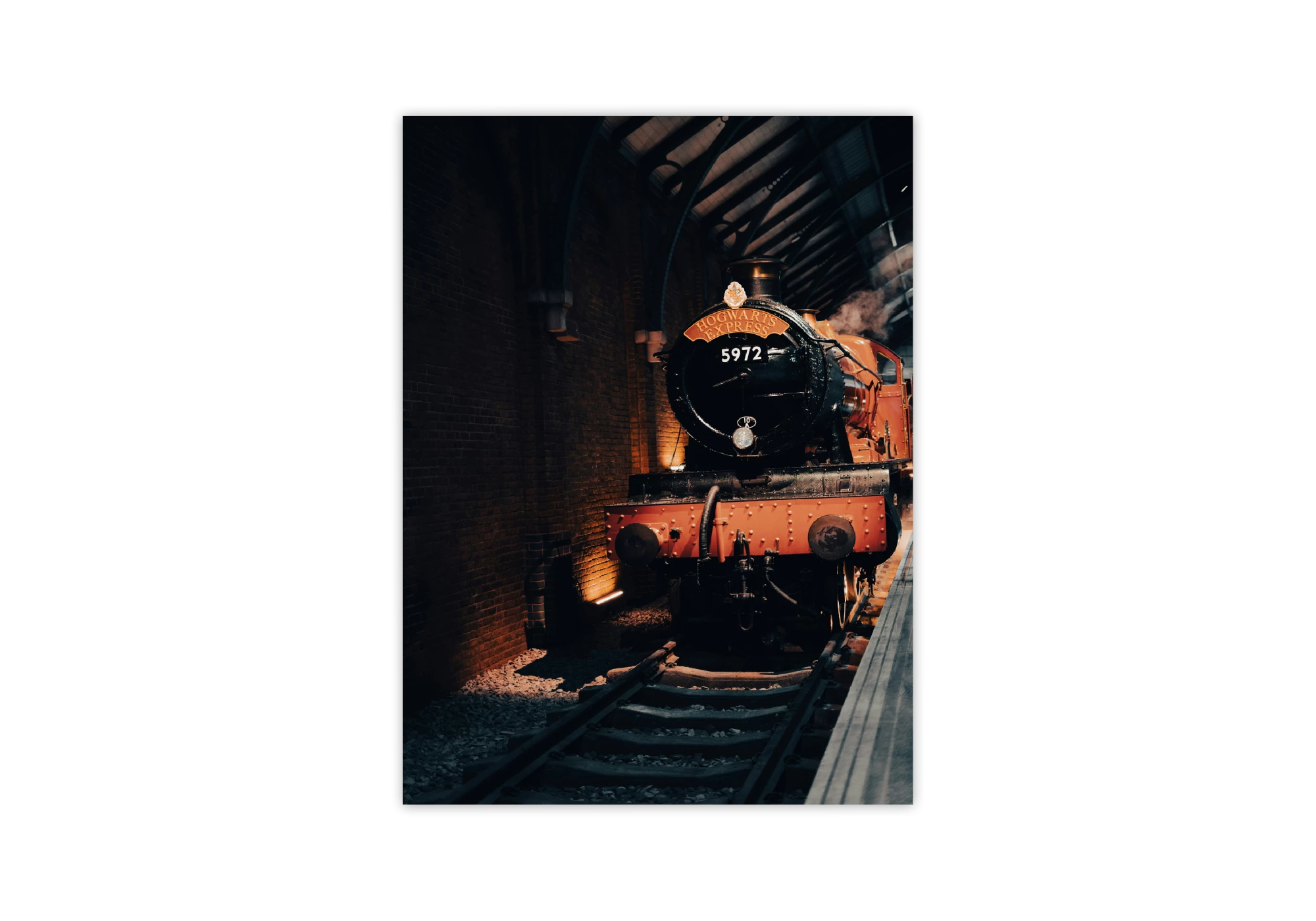 Ce poster captivant de locomotive vintage est parfait pour sublimer l'intérieur de votre maison. Avec un cadre élégant, il ajoute une touche de charme et d'histoire à vos murs, transformant votre espace avec des affiches inspirantes du monde ferroviaire.