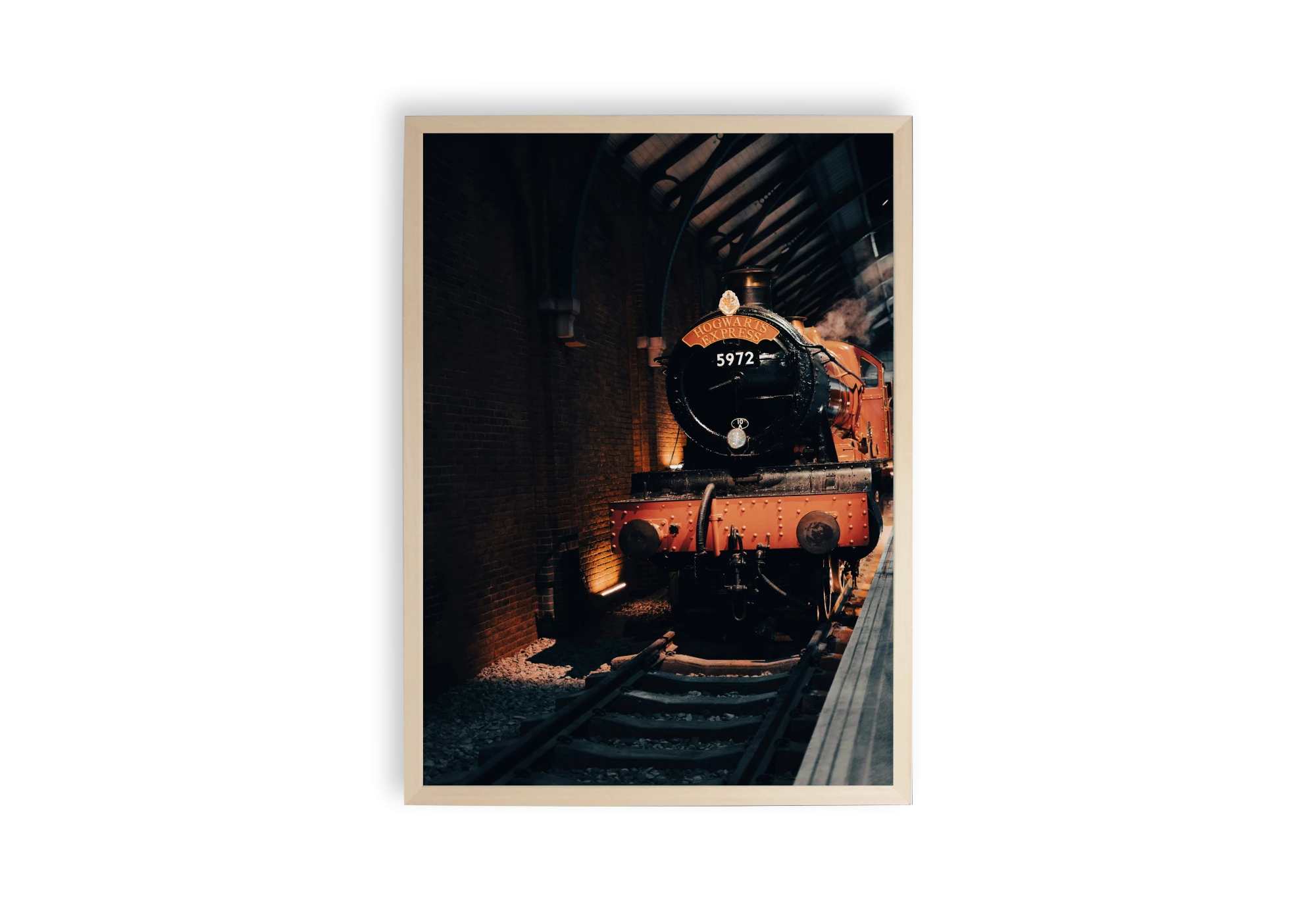 Cette affiche encadrée d'un train à vapeur crée une ambiance nostalgique et rustique. Idéale pour les amateurs de voyages et de design, elle s'intègre parfaitement dans un intérieur chaleureux. Transformez votre maison avec ce poster captivant, symbole de l'évasion et de l'histoire.