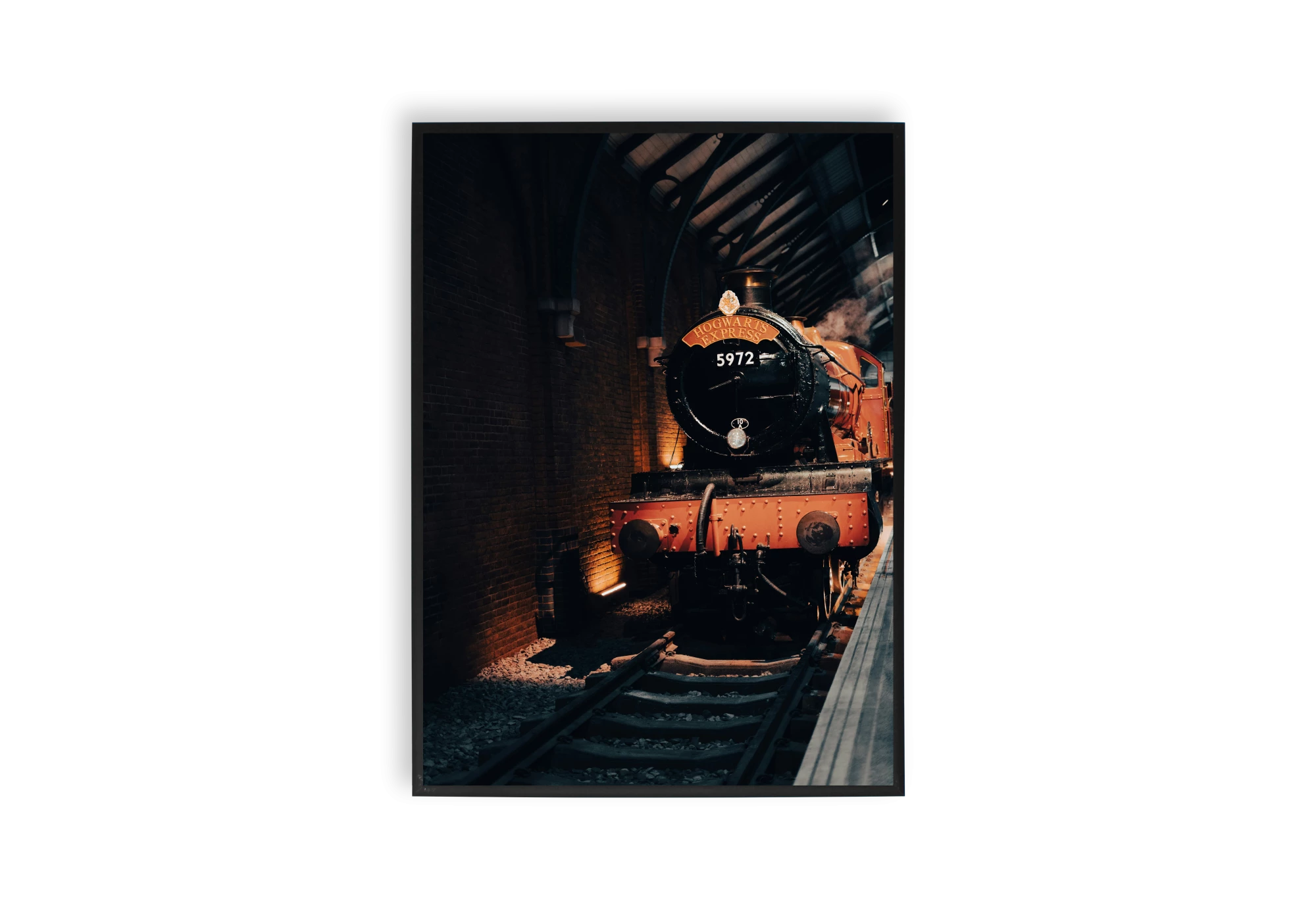 Découvrez l'élégance intemporelle du train à vapeur dans ce cadre captivant. Ce poster est idéal pour embellir l'intérieur de votre maison avec des affiches uniques qui inspirent rêve et aventure. Parfait pour les amateurs de voyage et d'histoire ferroviaire.