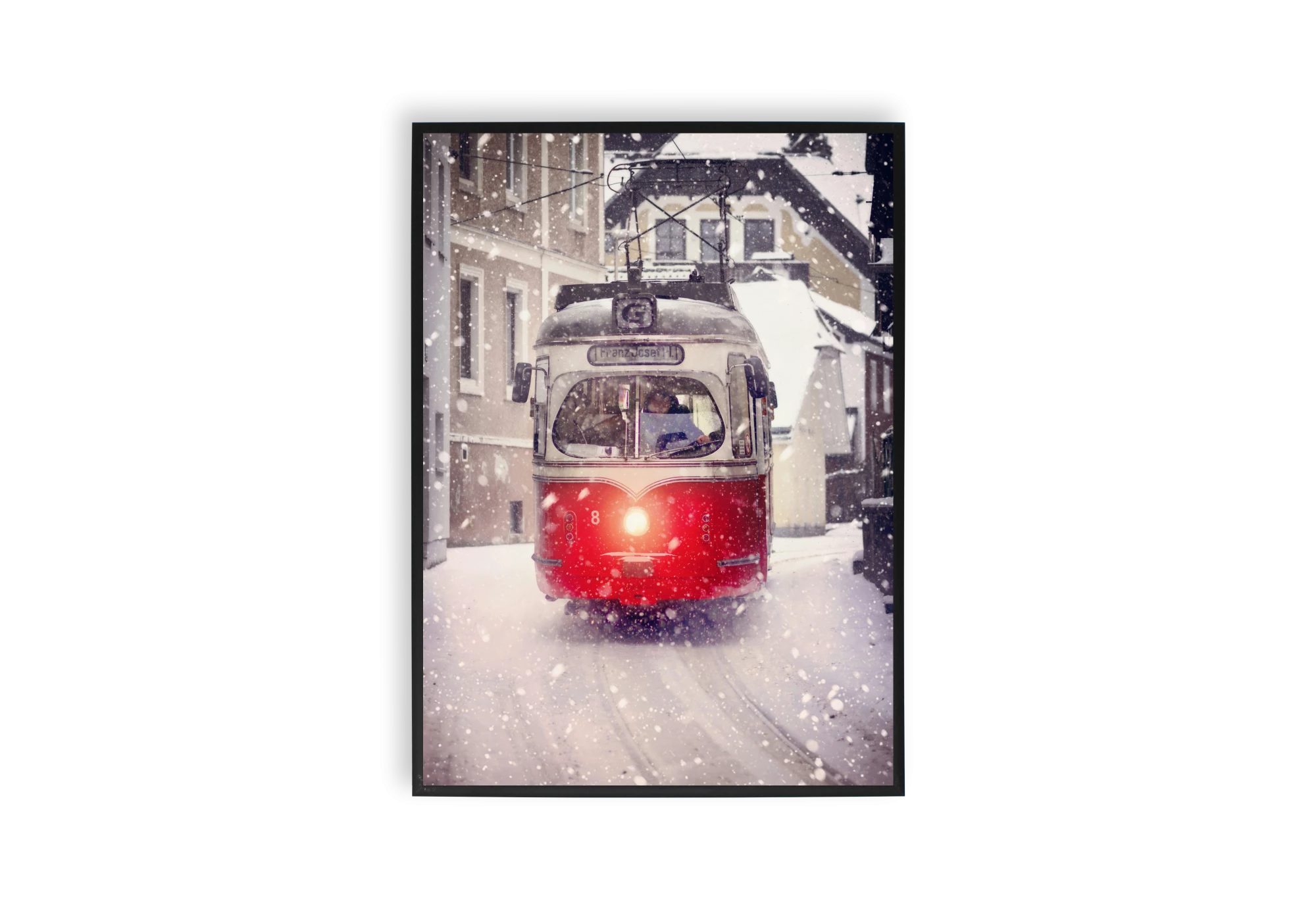 Apportez une touche hivernale à votre intérieur avec ce poster captivant d'un tramway rouge traversant une rue enneigée. Parfait pour embellir vos murs et ajouter du charme à votre maison. Les cadres noir et blanc soulignent l'atmosphère paisible de la scène.