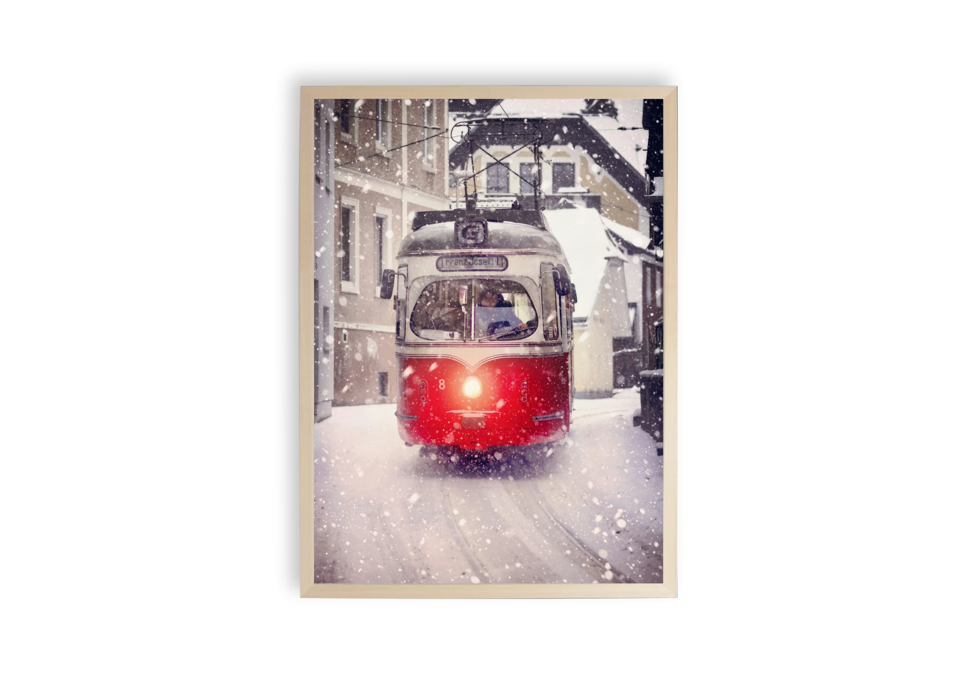 Cette affiche enchante avec son cadre élégant, capturant un tramway rouge vibrant dans une scène hivernale. Un ajout parfait pour votre intérieur, elle apporte charme et caractère à votre maison. Les détails subtils de neige ajoutent une touche apaisante et intemporelle.