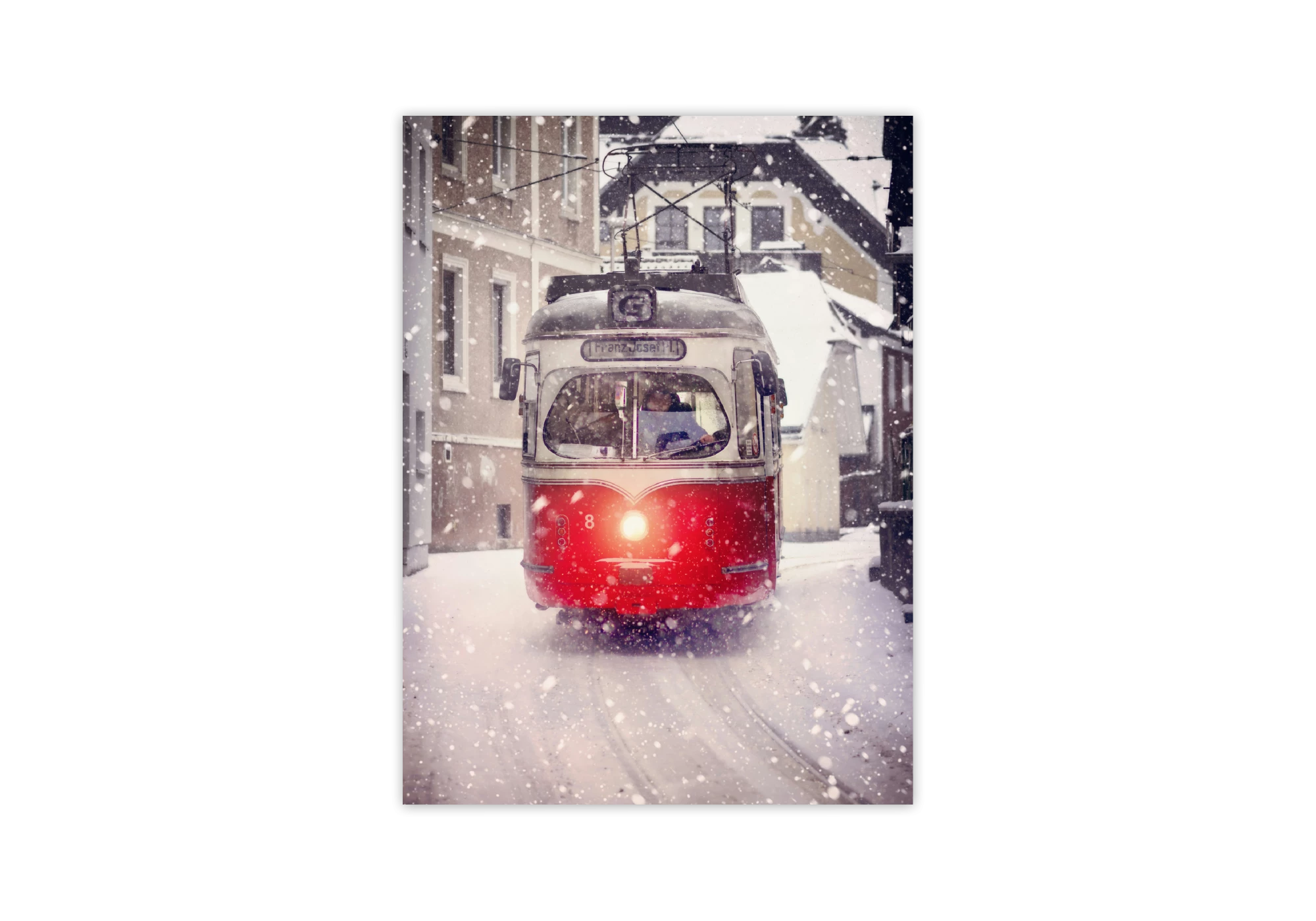 Ce poster présente un tramway rouge traversant un paysage enneigé, ajoutant une touche chaleureuse et nostalgique à votre maison. Idéal pour un intérieur moderne ou classique, ce cadre captivant s'intègre parfaitement à divers styles d'affiches, créant une ambiance unique.