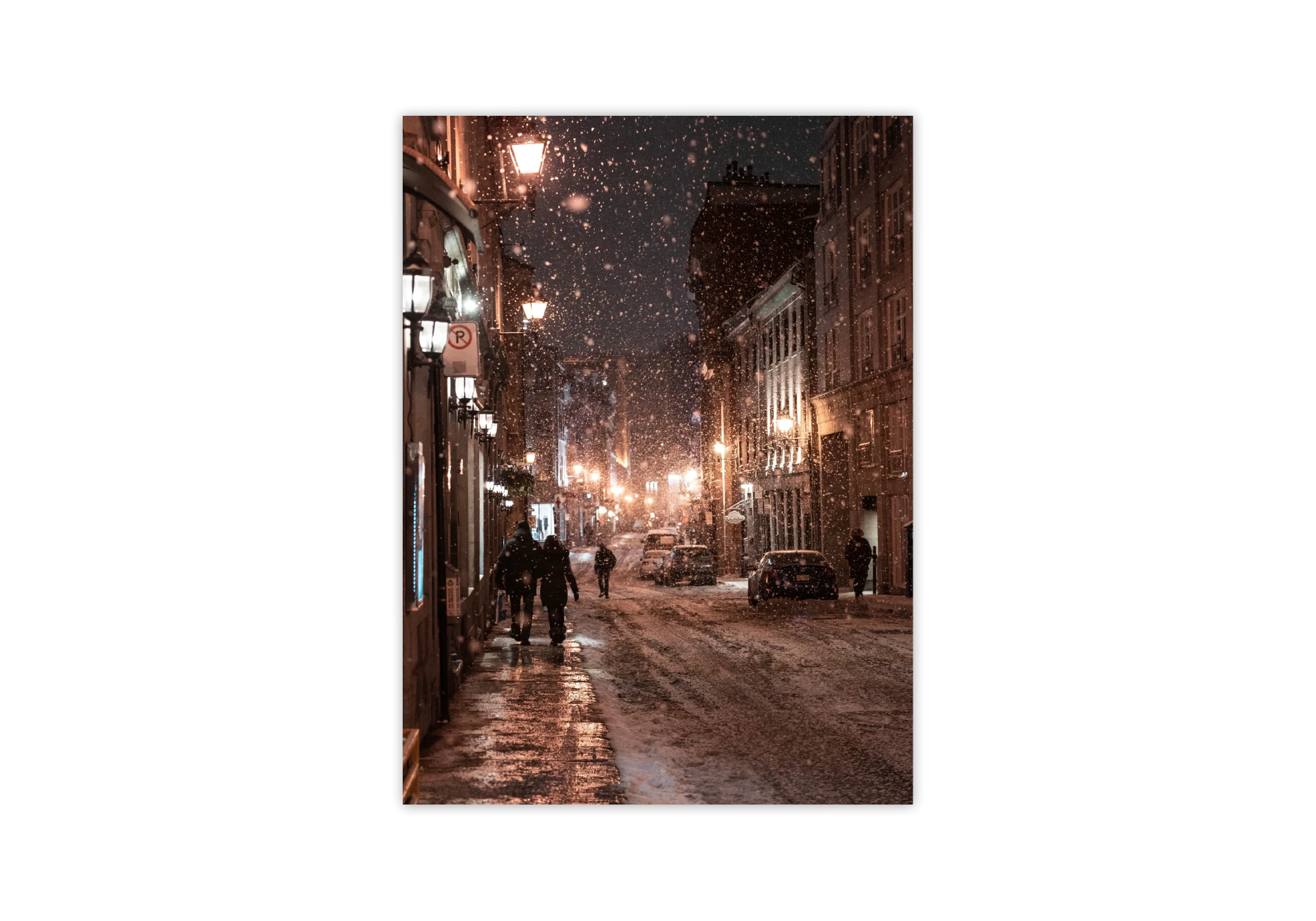 Cette affiche capturant une scène urbaine sous la neige la nuit est idéale pour une décoration d'intérieur chaleureuse. Elle transportera votre maison dans une ambiance magique et féerique, encadrée pour sublimer votre espace et enrichir votre collection d'affiches et de cadres élégants.