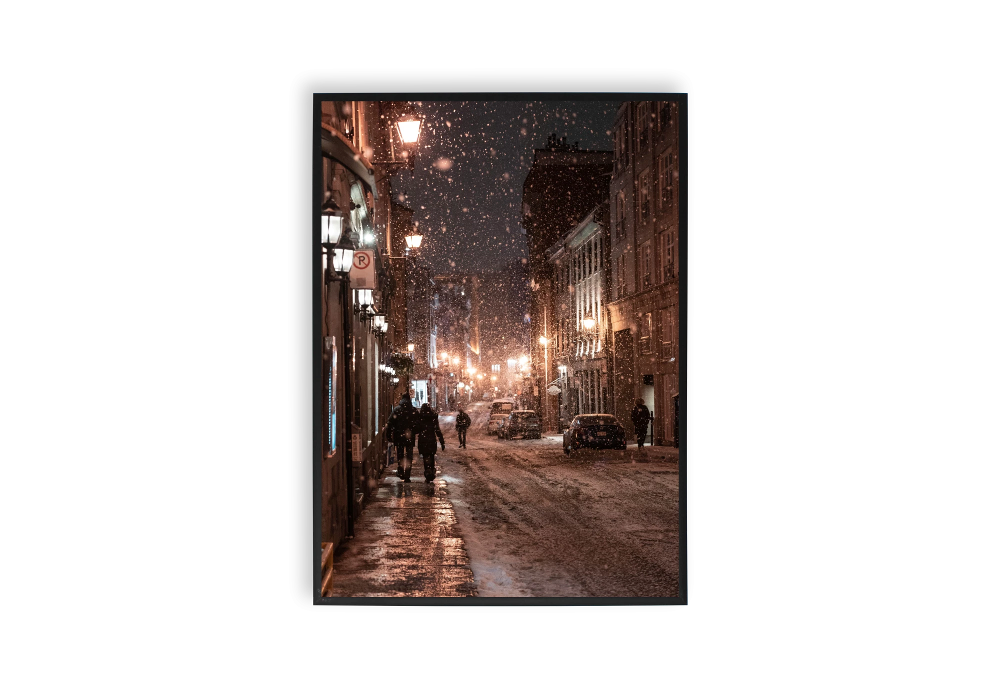 Illuminez l'intérieur de votre maison avec cette affiche captivante d'un paysage urbain nocturne où les flocons de neige dansent sous la lumière des lampadaires, encadrée pour ajouter une touche chaleureuse et poétique à votre espace.