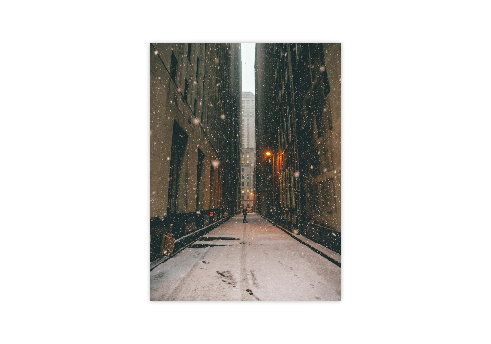 Découvrez la magie de l'hiver avec ce poster capturant une ruelle enneigée. Idéal pour apporter une touche artistique et sereine à votre intérieur, ce cadre s'intègre parfaitement dans votre maison. Un ajout intemporel à votre collection d'affiches murales.