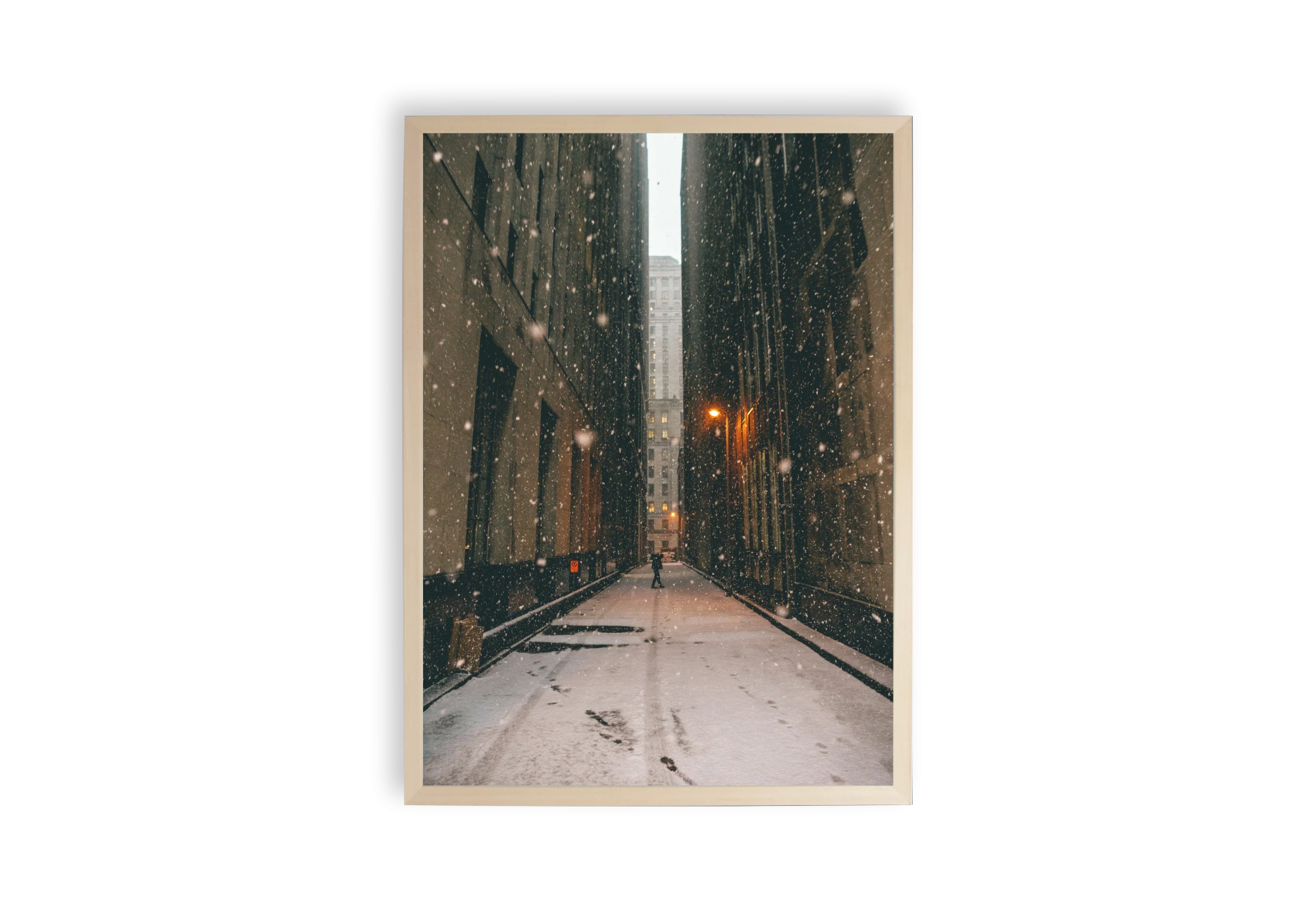 Ajoutez une touche d'élégance hivernale à votre intérieur avec ce cadre captivant. L'affiche capture une allée urbaine sous une chute de neige, idéal pour décorer votre maison, invitant la tranquillité et la beauté de l'hiver dans votre espace de vie.