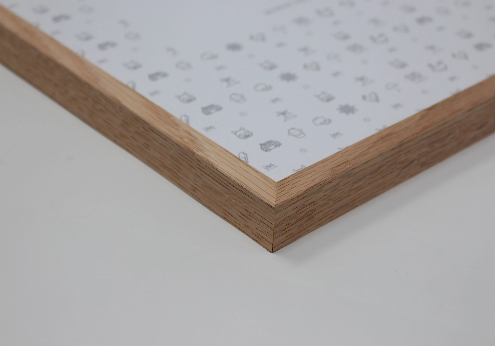 Dos en MDF avec deux attaches de suspension mural et 6 attaches pivotantes pour ferme le cadre en bois A4. Il n'y a pas de pied de pose sur ce format.