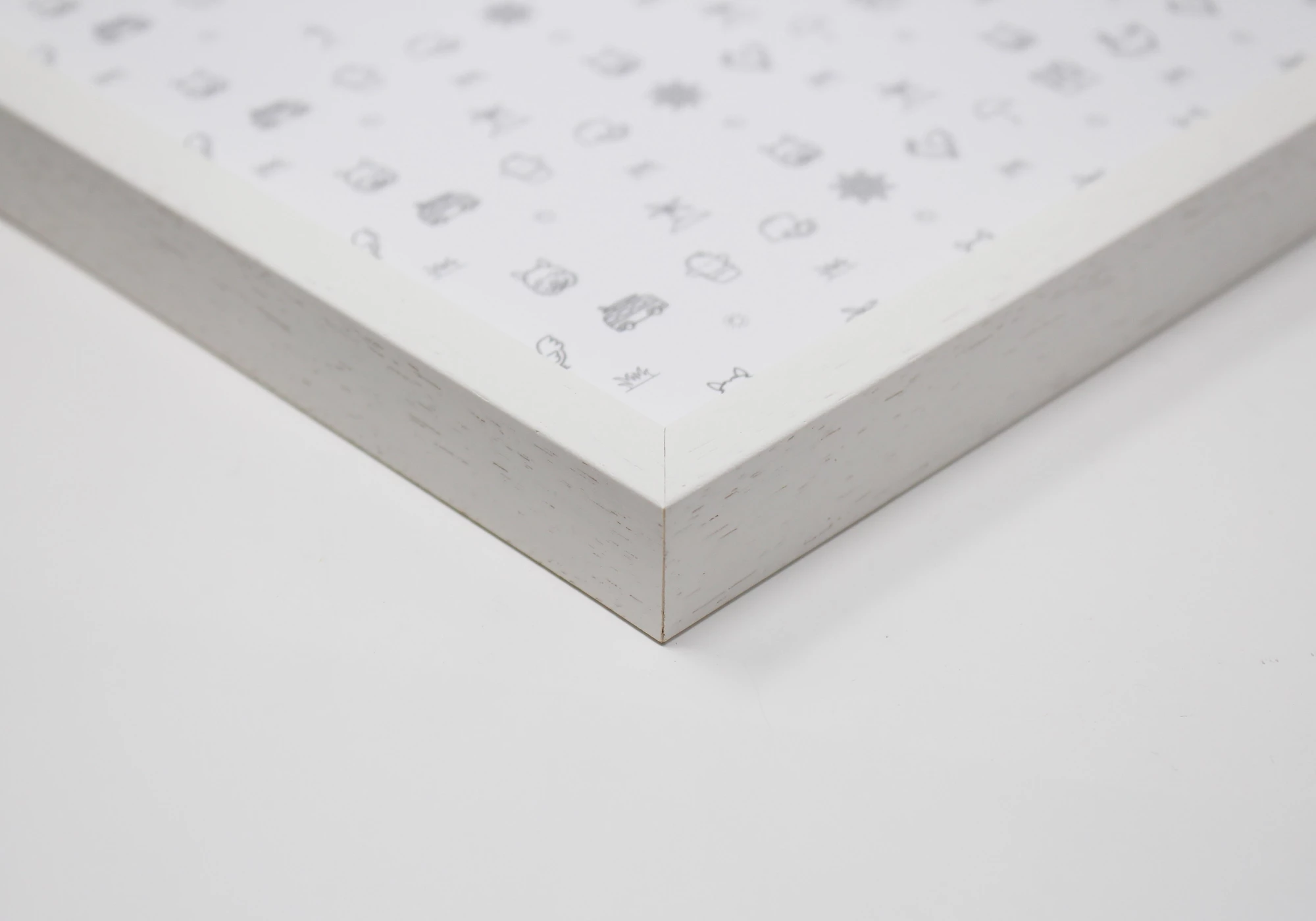 Le contour de ce cadre A2 est en bois d'ayous blanc.