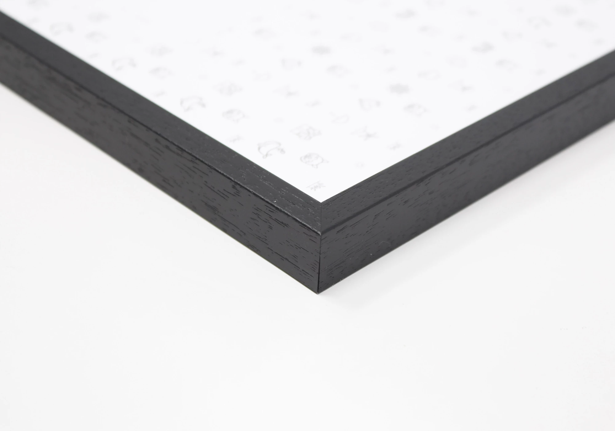 Le contour de ce cadre A2 est en bois d'ayous noir.