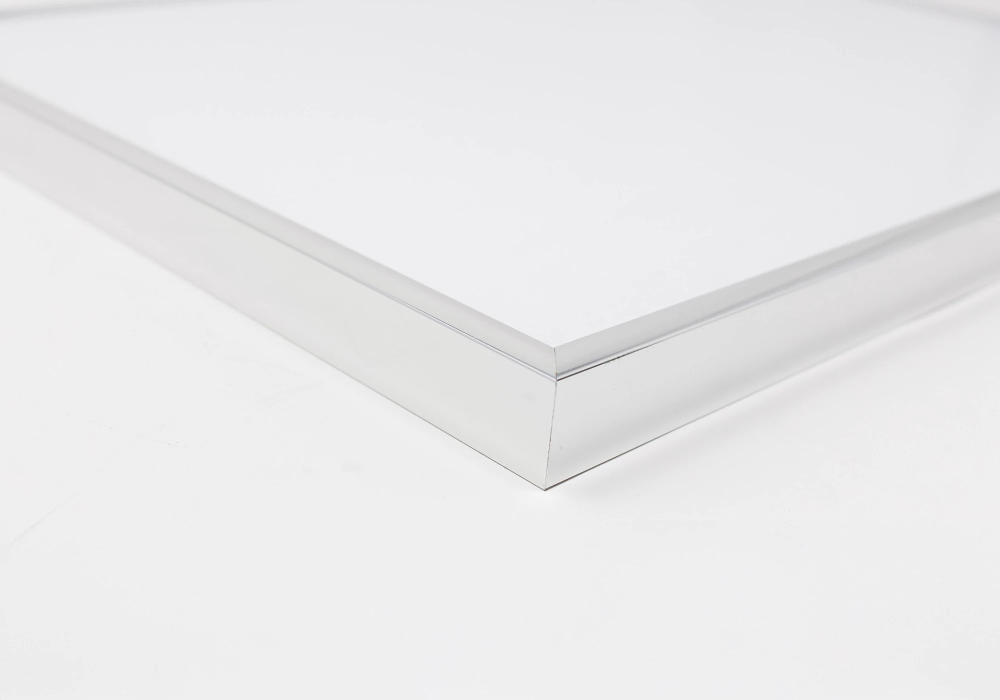 Cadre photo A1 élégant en aluminium argenté pour affiches du même format soit 59,4x84,1 cm.